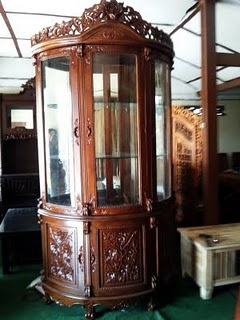 Lemari Pajangan Setengah Lingkaran