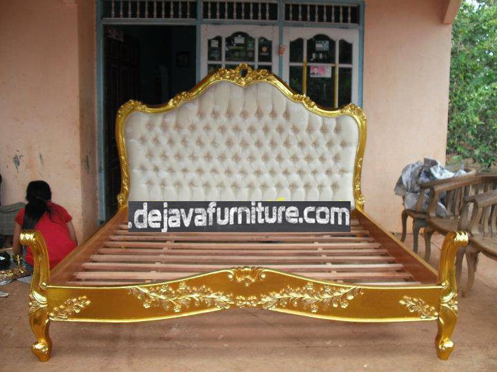 Tempat Tidur Ukir Mawar Emas